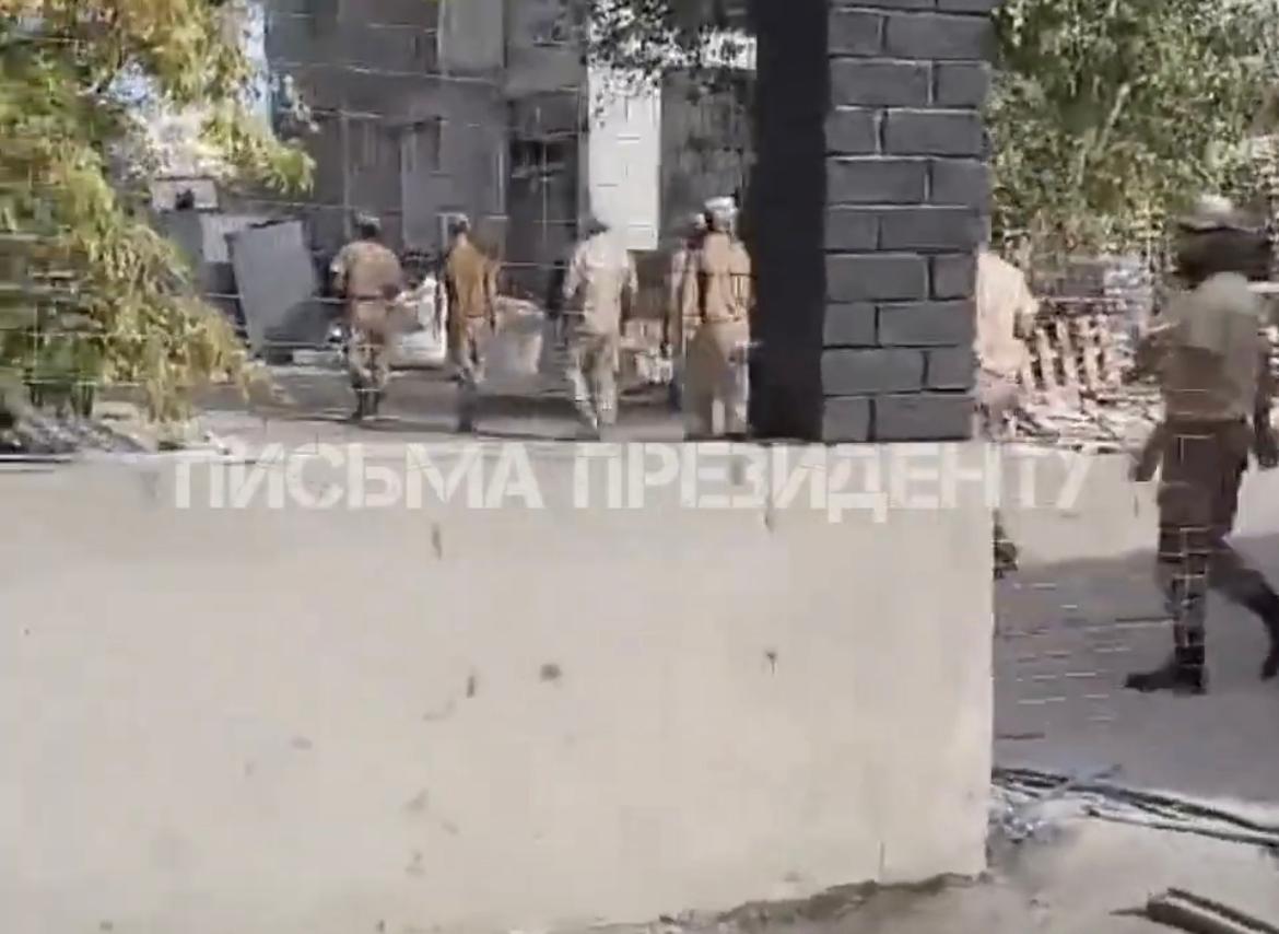 Прокуратуру Атырауской области обвинили в использовании рабочей силы солдат